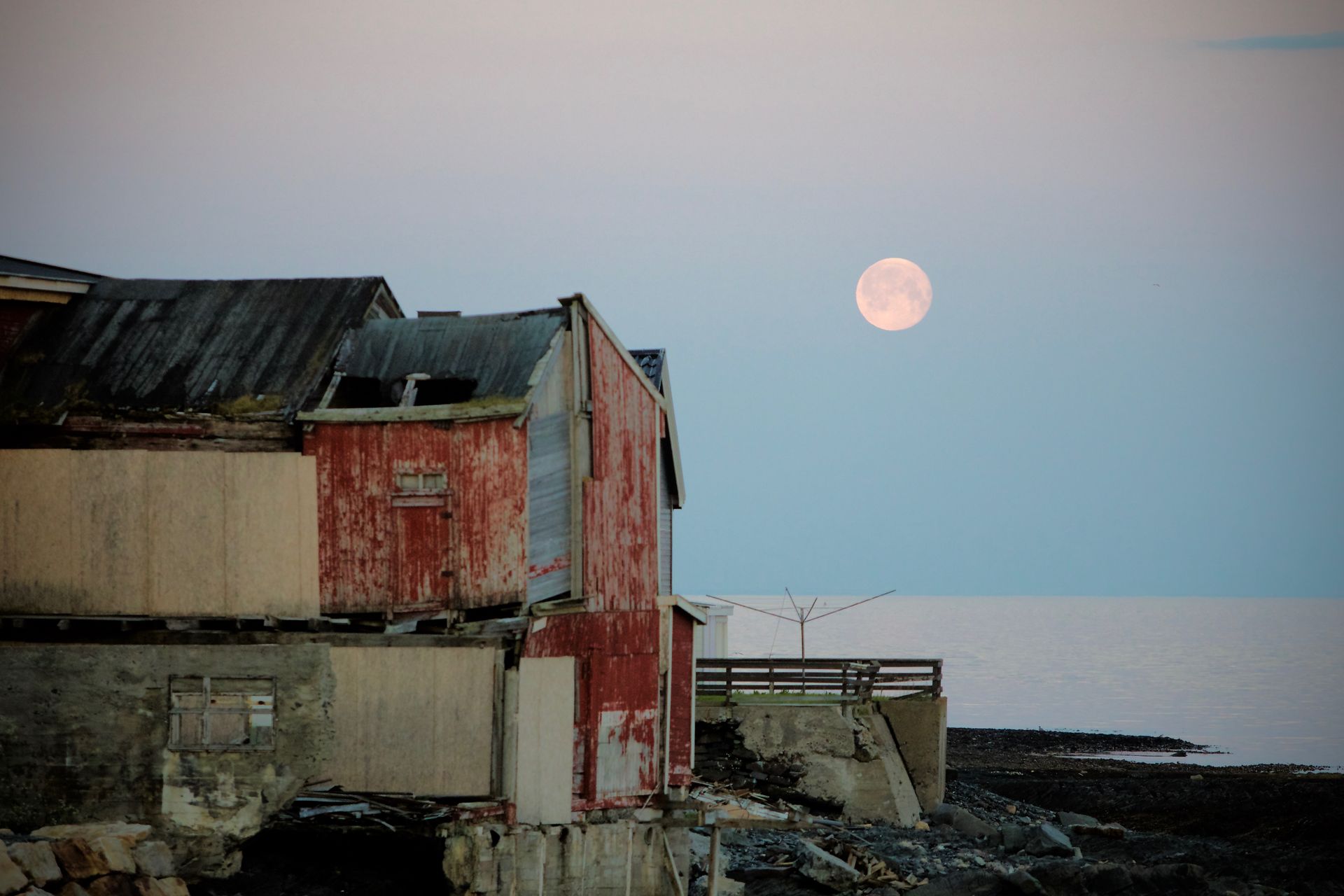 Rød måne i Østervågen