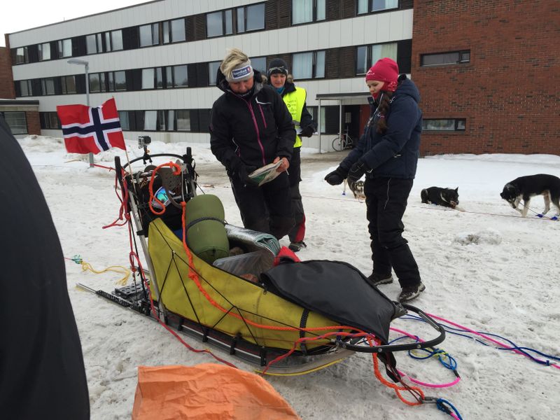 7.mars 2015: Janne gjennomgår utstyrssjekk av en funksjonær.
