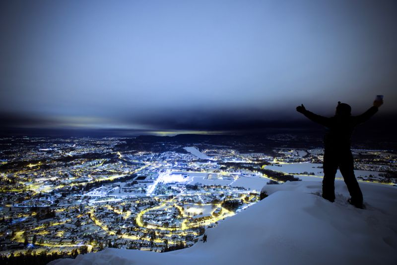 Utsikten fra Kolsåstoppen med meg i positur.