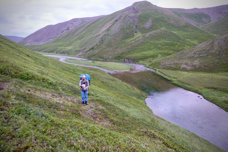 Oversikt over Sandfjordelva på tur opp lia for å traversere forbi noen vanskelige områder.