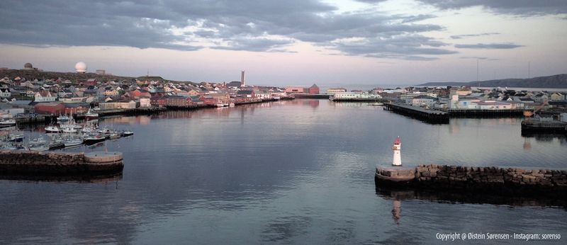 Vardø havn sett fra utsiden av moloen i Vestervågen.