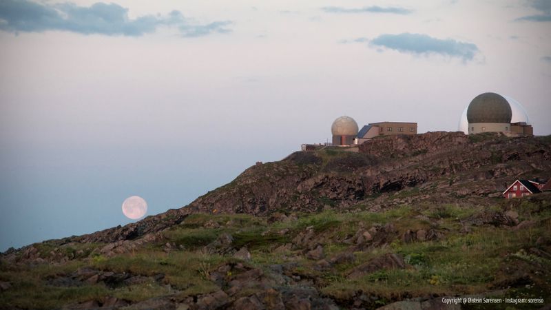 Månen på tur opp bak radarene i Østervågen.